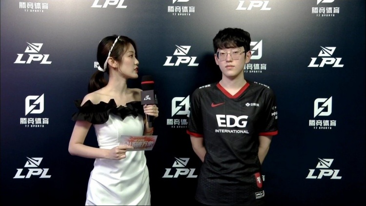 他在挺举环 他在挺举环